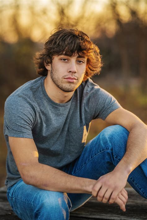 Casual Senior Picture Outfits for Guys: Effortless Style for Your Special Day