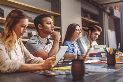 When Should College Seniors Start Applying for Jobs?
