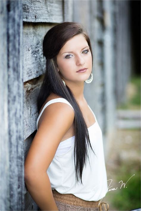Captivating Senior Pic Poses: A Guide to Memorable Portraits
