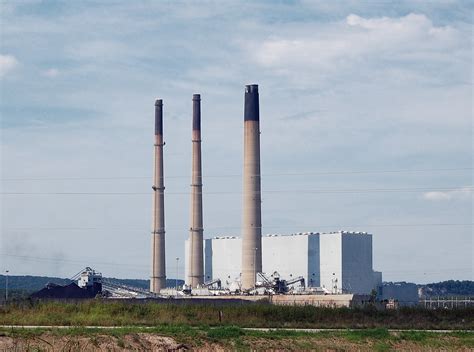 How Far Is Eureka, Missouri from Larry Power Plant?