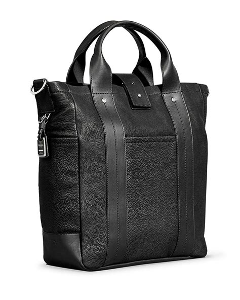 Tote Bag on Shoulder: A Stylish and Versatile Essential for Modern Men