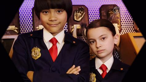 Odd Squad: Olive and Otto Kiss
