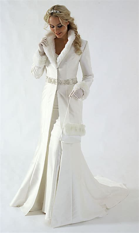 Winter Wedding Jacket: Shimmering Through the Season’s Embrace