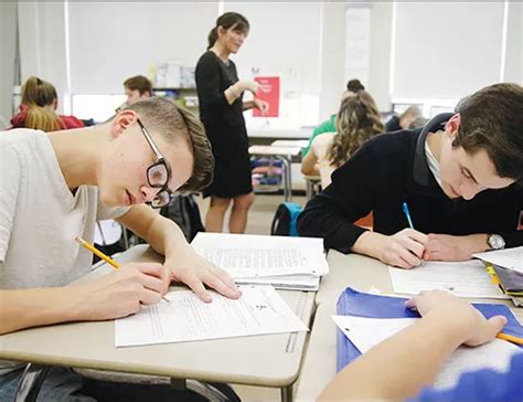 Honors vs. Regular Classes: Weighing the Benefits