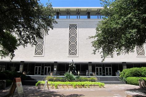 Flawn Academic Center: A Gateway to Higher Learning