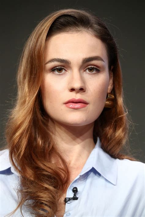 Sophie Skelton: Unveiling the Allure of Red Hair